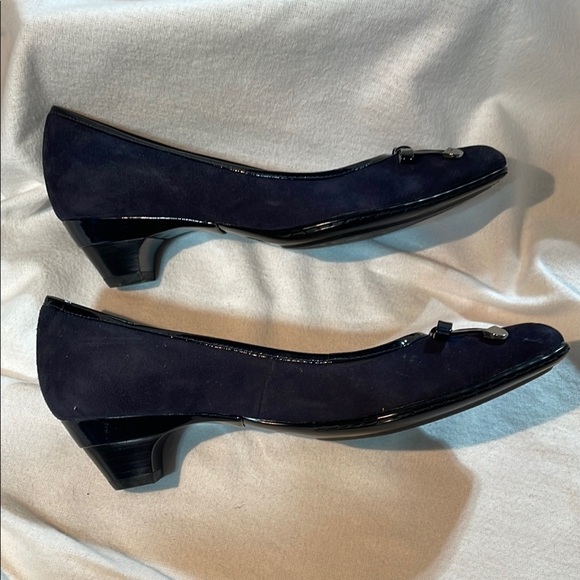 Sofft Navy Blue Suede Heels with Chunky Low Heel and Bow Detail EUC 8N - Picture 11 of 13